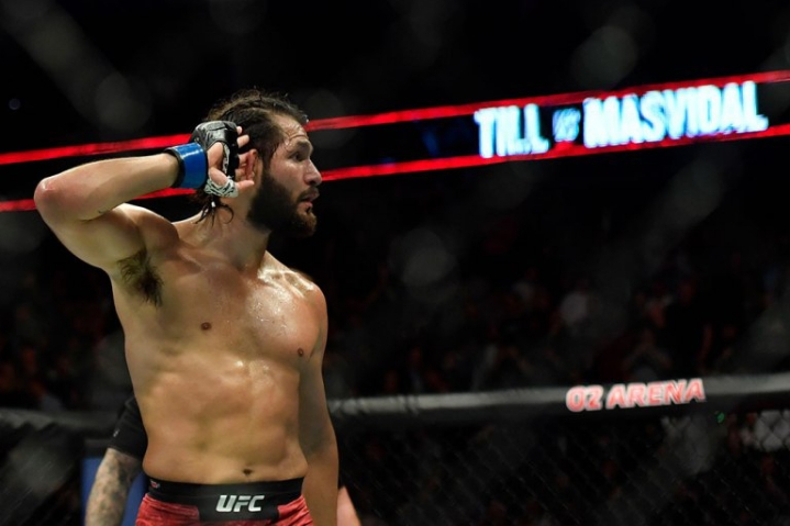 기자회견 도중 에드워즈에게 짧은 연타 펀치를 먹이는 마스비달 | 인스티즈