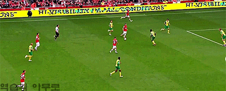 EPL 최고의 명장면중 하나로 뽑혀도 손색이 없던 '아스날 티키타카'.GIF | 인스티즈
