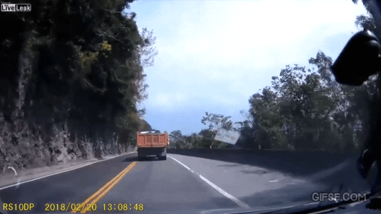 낙석구간에서 조심해야 하는 이유.gif | 인스티즈