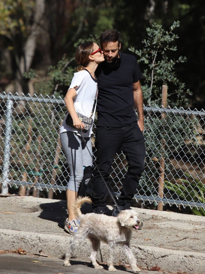 남편이랑 댕댕이 산책나온 나탈리 포트만 | 인스티즈