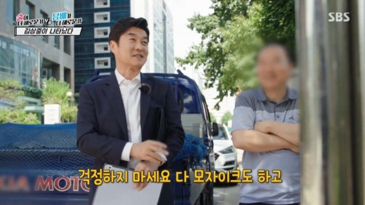 인터뷰하려는 김상중을 피하는 사람들.jpg | 인스티즈