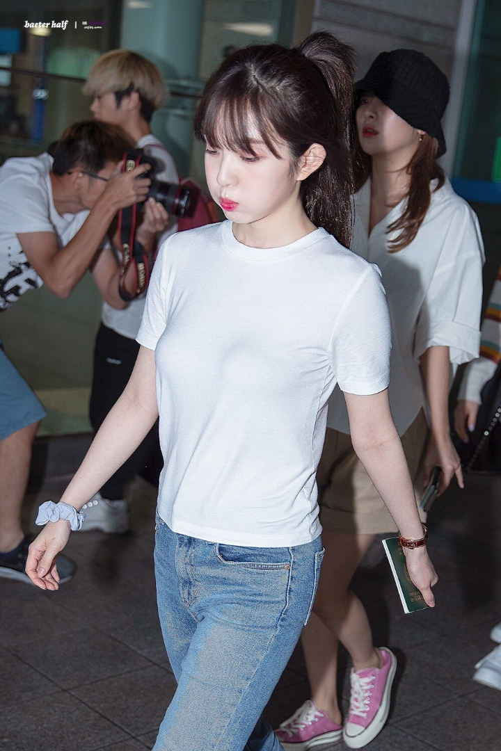 흰티에 청바지 입은 아이린 | 인스티즈