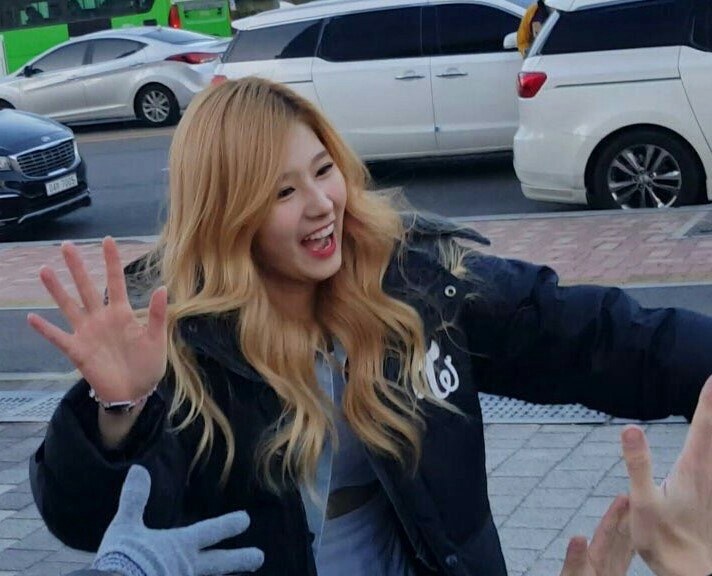 제지당하는 사나......gif | 인스티즈