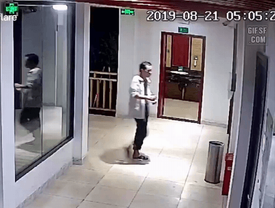 중국에서 화장실 밖에 휴지 설치할 경우 일어나는 일.gif | 인스티즈