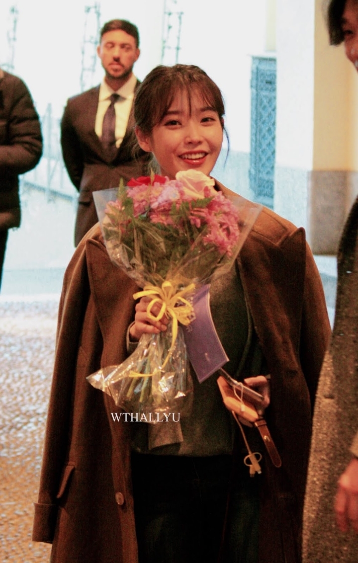 밀라노에 간 아이유.jpg | 인스티즈