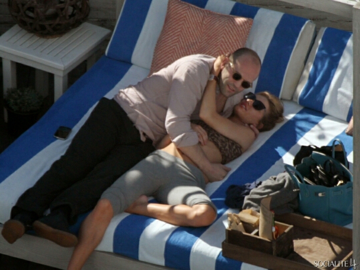 꿀 떨어지는 제이슨 스타뎀-로지 헌팅턴 휘틀리 커플 | 인스티즈