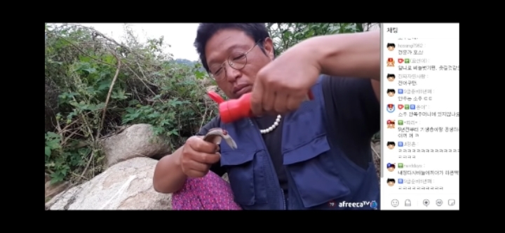 베어그릴스도 한수접는 준아의 생 붕어 먹방 | 인스티즈