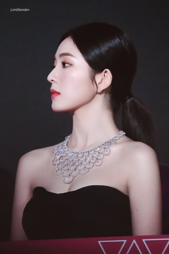 하나에 2억 7천만원짜리 였다는 연말가요제 레드벨벳 아이린 목걸이.jpg | 인스티즈