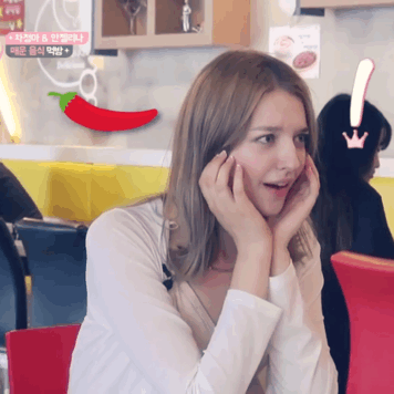 매운 닭발 먹는 안젤리나 다닐로바.gif | 인스티즈