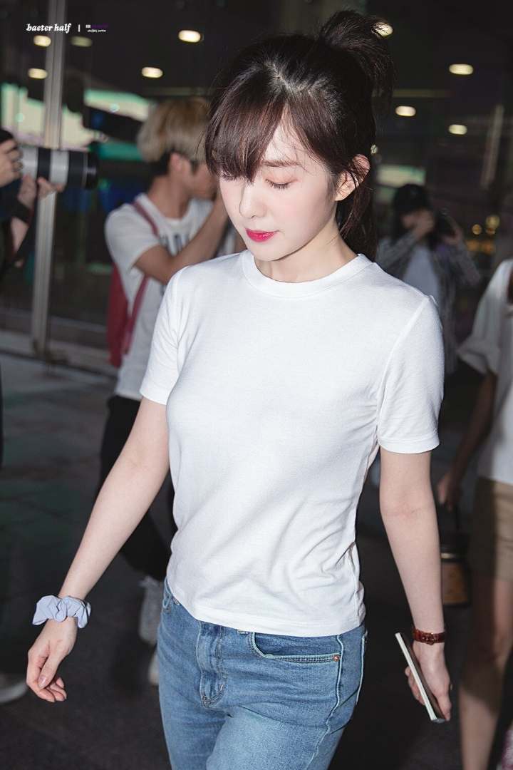 흰티에 청바지 입은 아이린 | 인스티즈