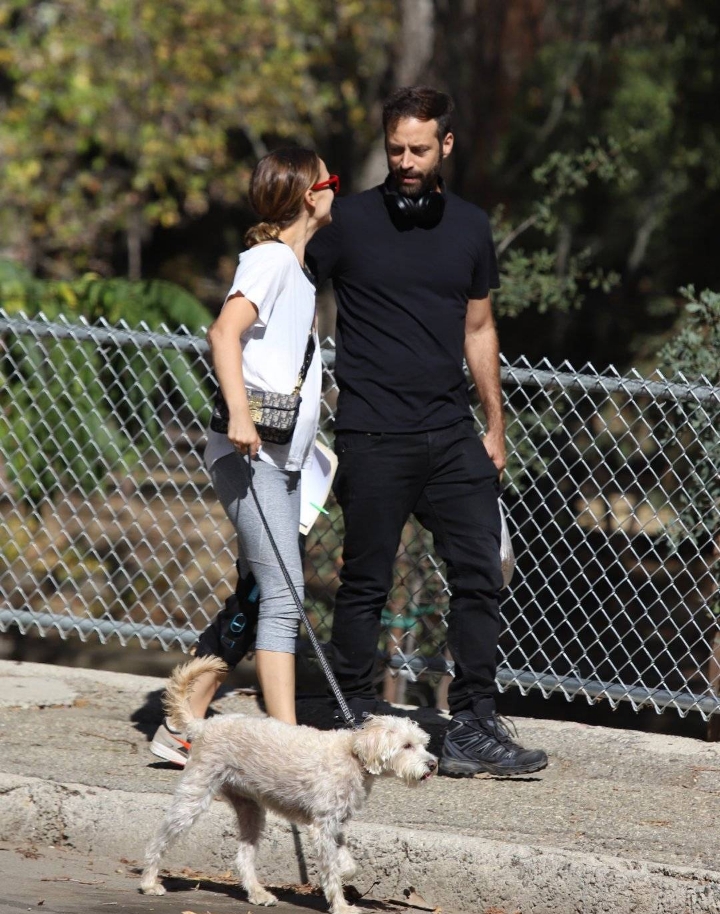 남편이랑 댕댕이 산책나온 나탈리 포트만 | 인스티즈