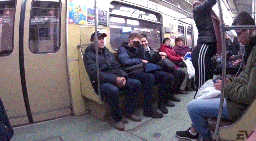 지하철에서 뒤태가 섹시한 여성이 앞에 서있다면?