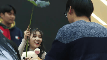 제지당하는 사나......gif | 인스티즈