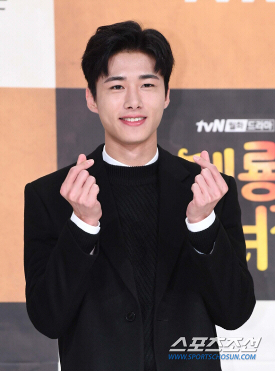 식빵굽는 남자 이미지