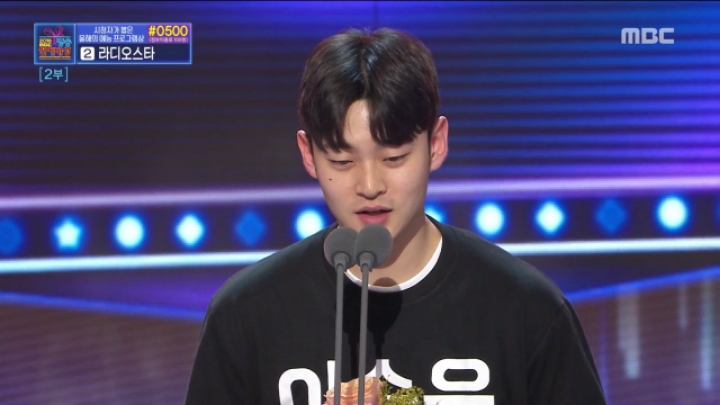 인기상 받는 매니저를 바라보는 연예인들의 표정.jpgif | 인스티즈