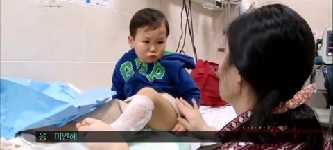 엄마한테 미안하다고하는 화상입고온 4살 지환이.jpg | 인스티즈