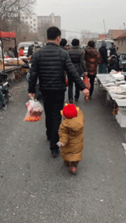 딸기로 애기 조련하는 아부지 | 인스티즈