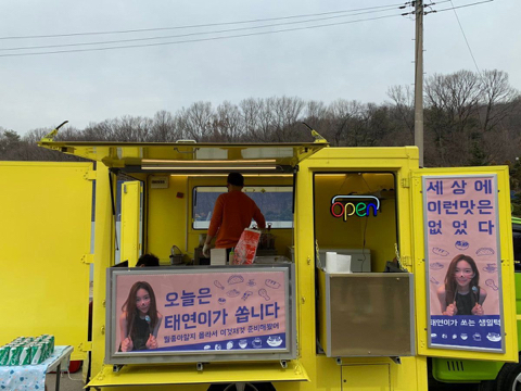 생일날 간식차 끌고 몰래 팬들 유기견 봉사활동 현장 찾아간 오늘자 태연.jpg | 인스티즈