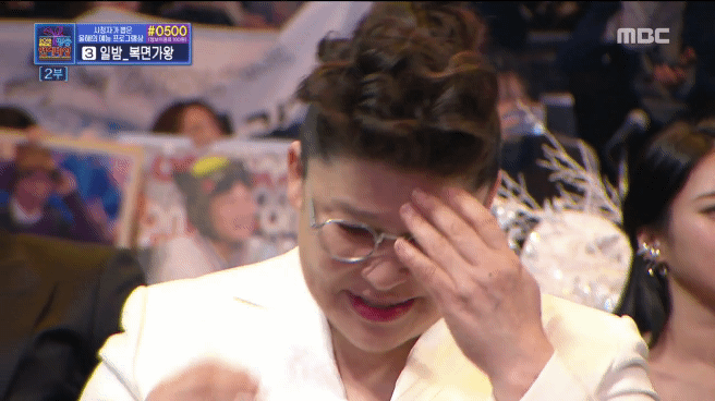 인기상 받는 매니저를 바라보는 연예인들의 표정.jpgif | 인스티즈