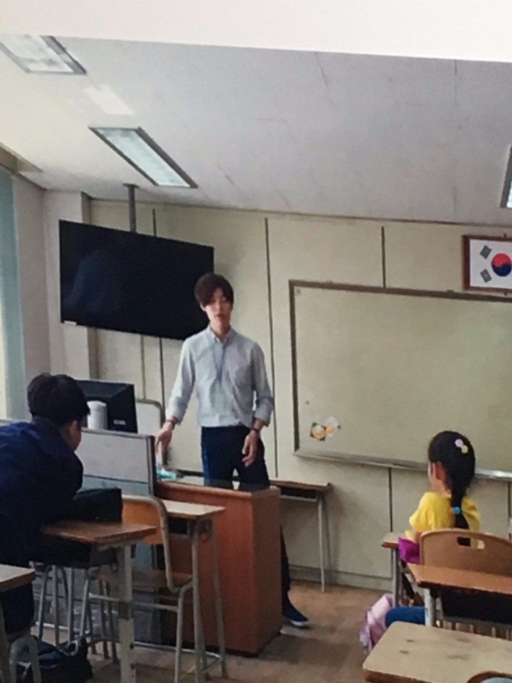 무대인사에서 데뷔전 방과후 뮤지컬 교사 때 가르치던 제자가 찾아온 배우 | 인스티즈