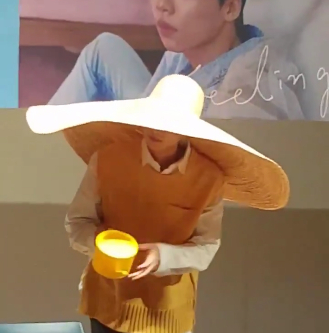 분위기는 도서관인데 상황은 돗대기 시장인 어느 가수의 사인회 | 인스티즈