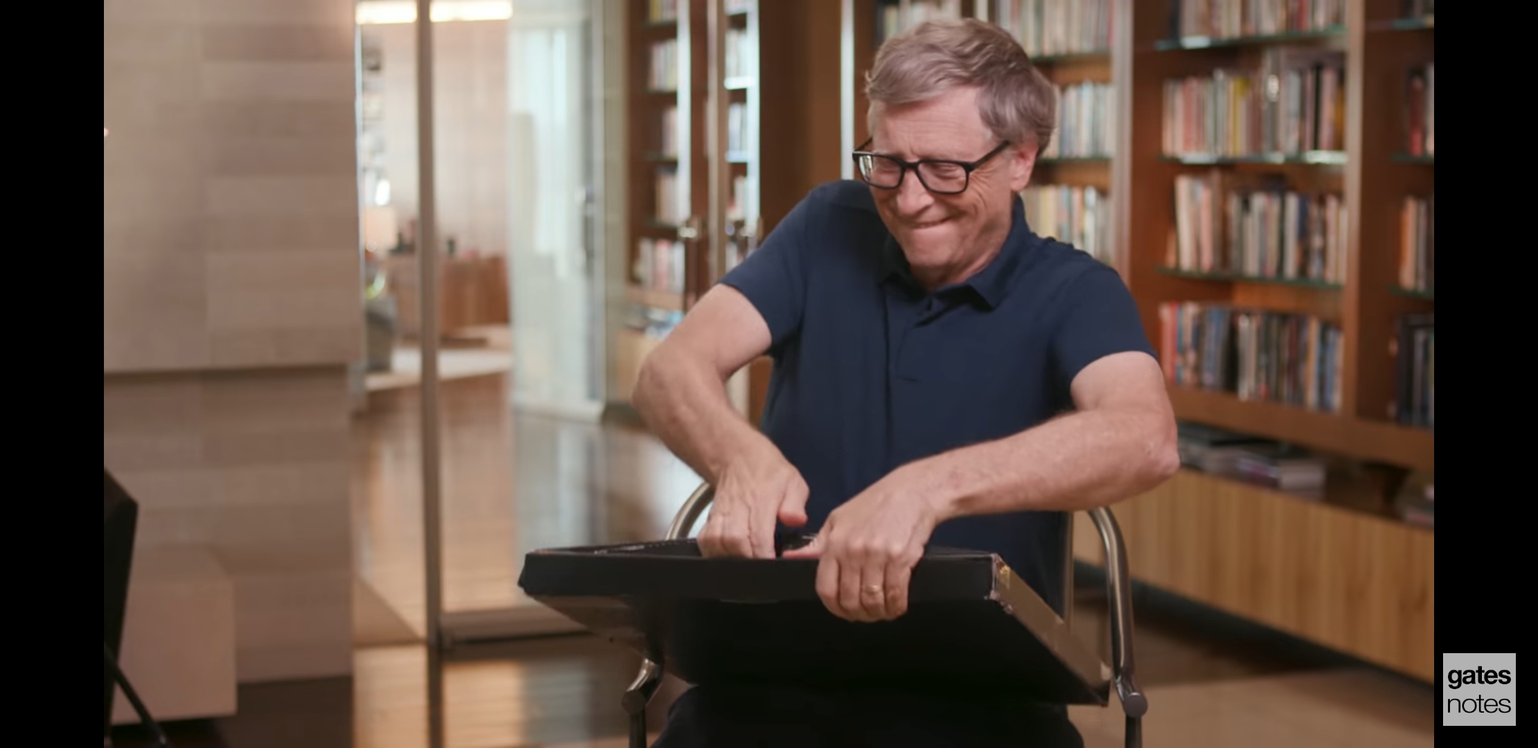 왠지 안 어울려서 뻘하게 터지는 한 유튜버의 골든버튼 언박싱 | 인스티즈