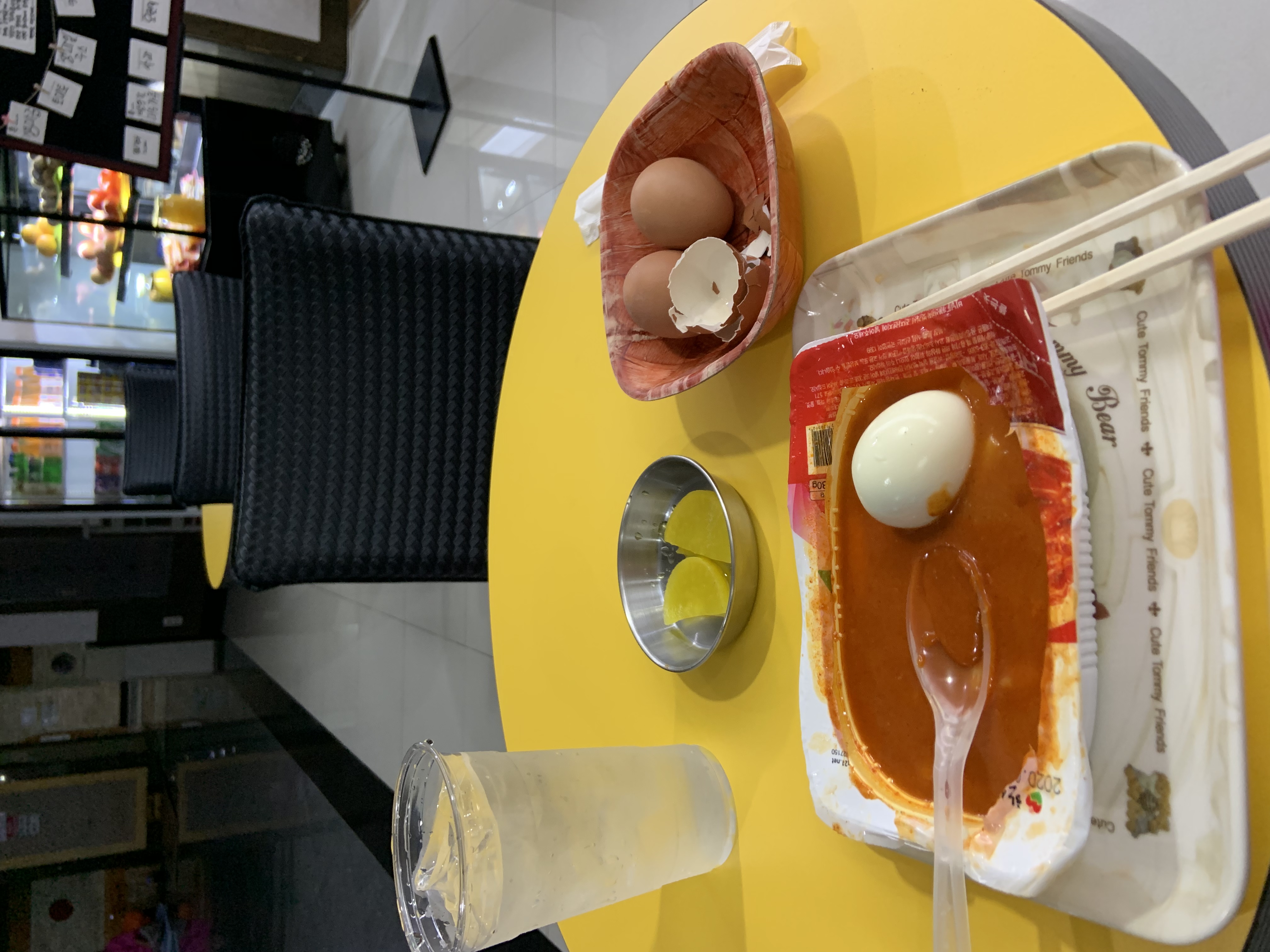 찜질방 매점에서 하루종일 5만원치 먹으니까 서비스로 떡볶이 줌 | 인스티즈