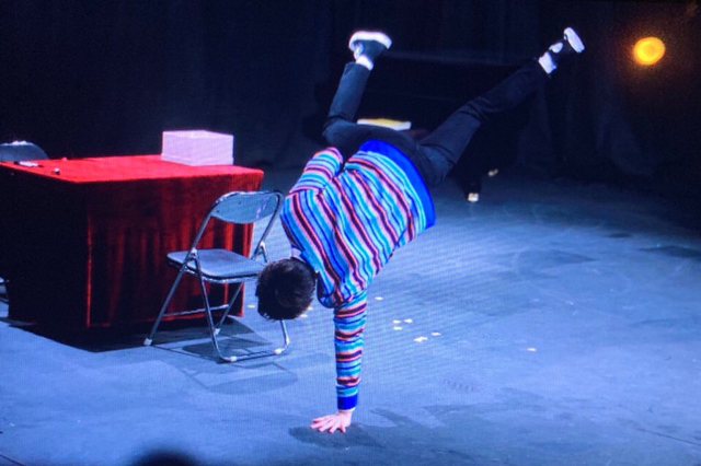 분위기는 도서관인데 상황은 돗대기 시장인 어느 가수의 사인회 | 인스티즈