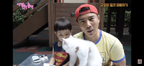 아파트 놀이터에서 고양이 털 깍는 키즈유튜버 애비 | 인스티즈