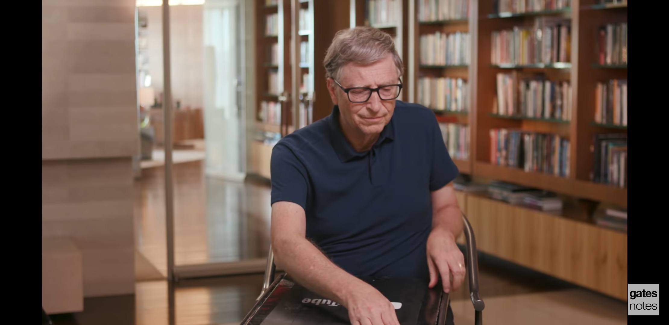 왠지 안 어울려서 뻘하게 터지는 한 유튜버의 골든버튼 언박싱 | 인스티즈