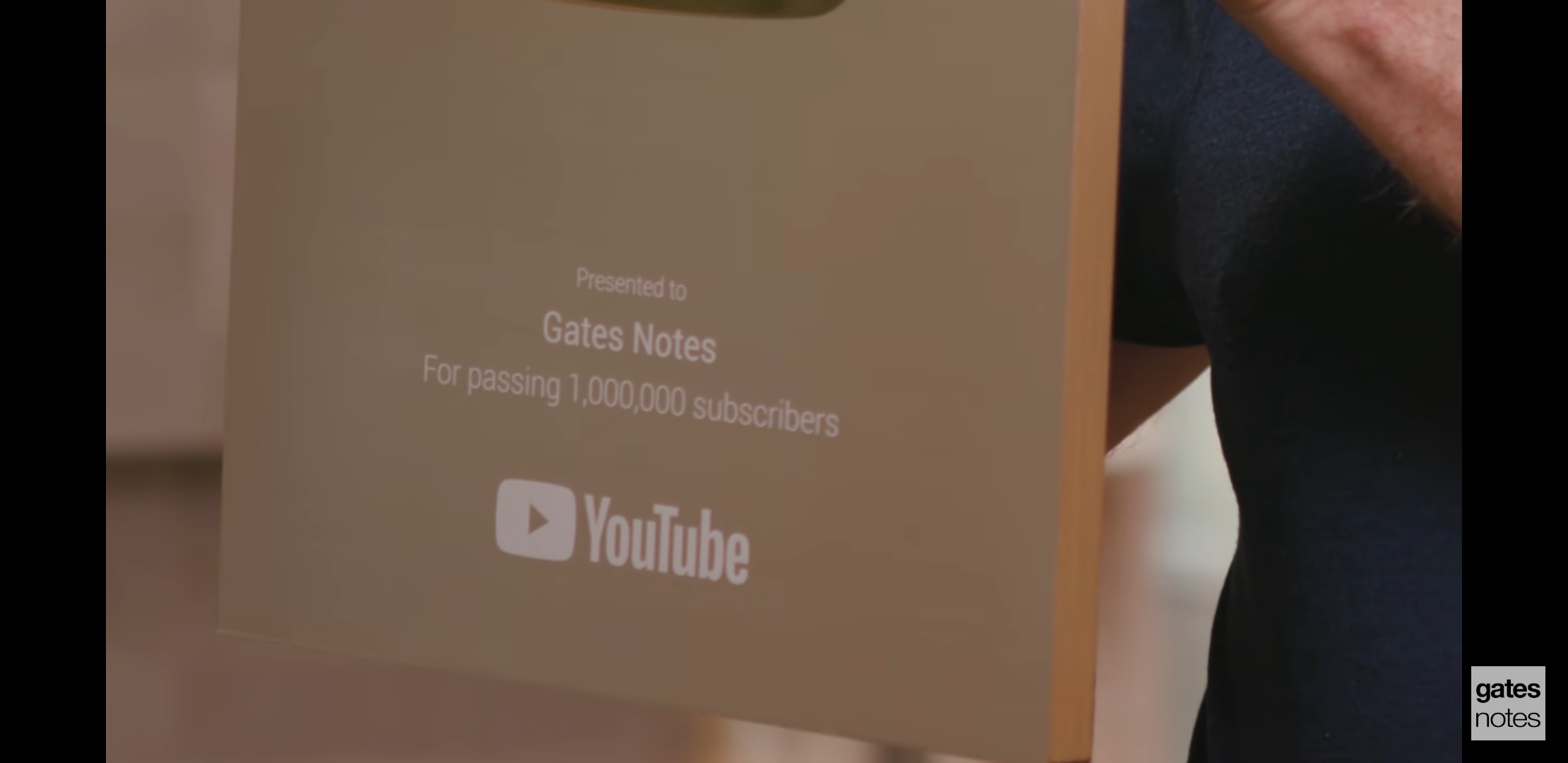 왠지 안 어울려서 뻘하게 터지는 한 유튜버의 골든버튼 언박싱 | 인스티즈