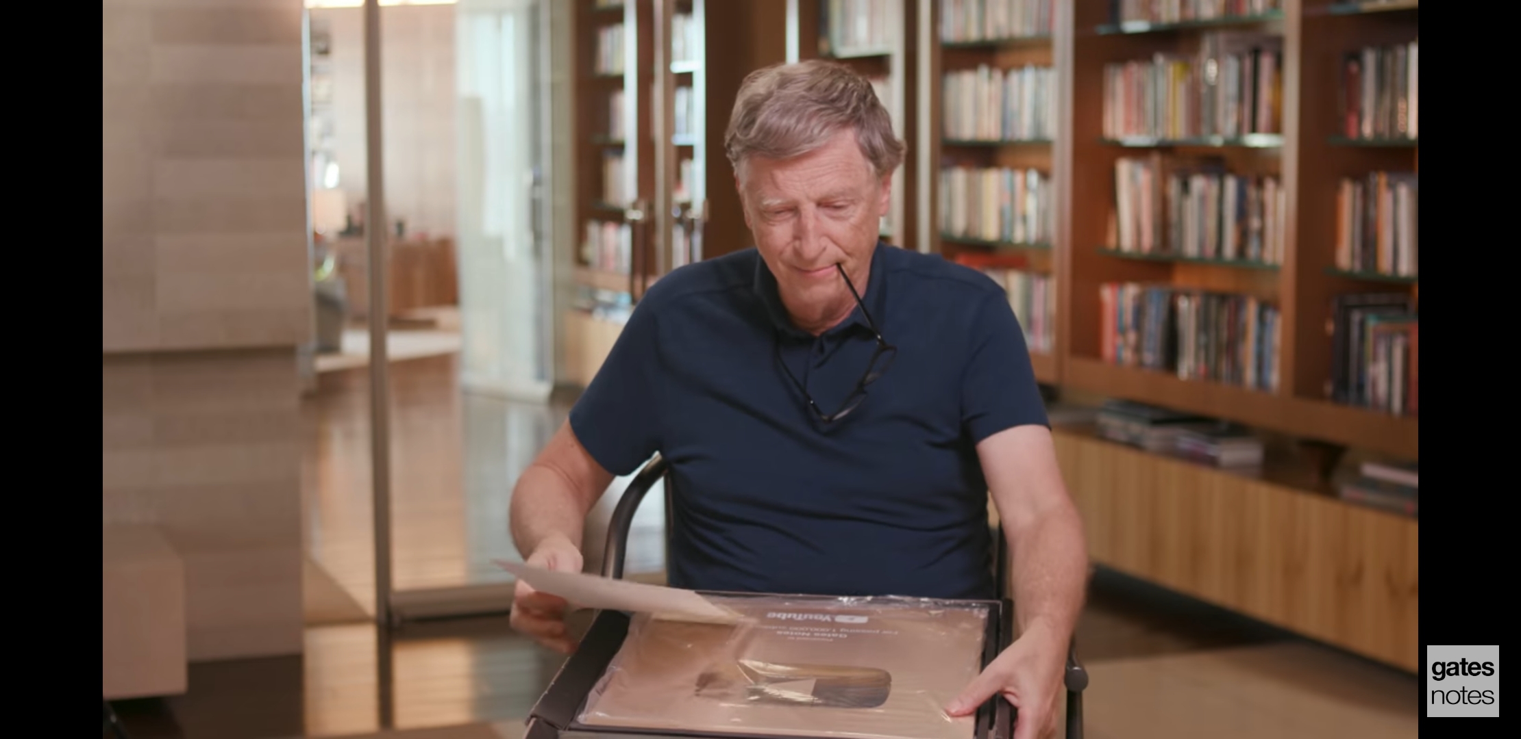 왠지 안 어울려서 뻘하게 터지는 한 유튜버의 골든버튼 언박싱 | 인스티즈