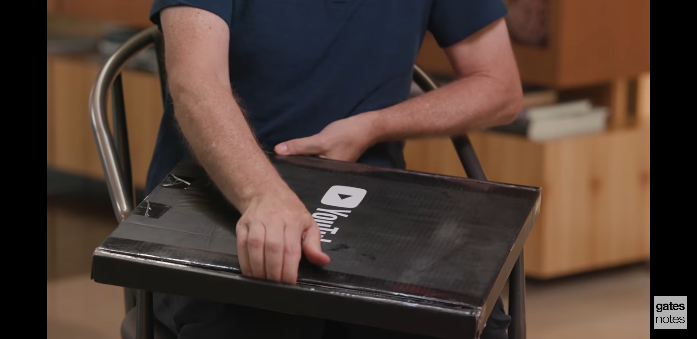 왠지 안 어울려서 뻘하게 터지는 한 유튜버의 골든버튼 언박싱 | 인스티즈