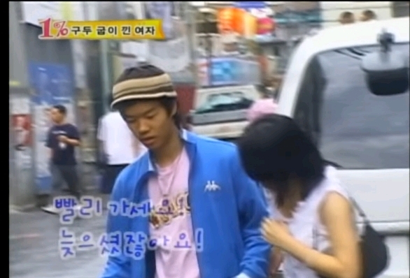 본인실수로 구두굽이 망가진 여성을본 시민들의 반응 관찰카메라 | 인스티즈