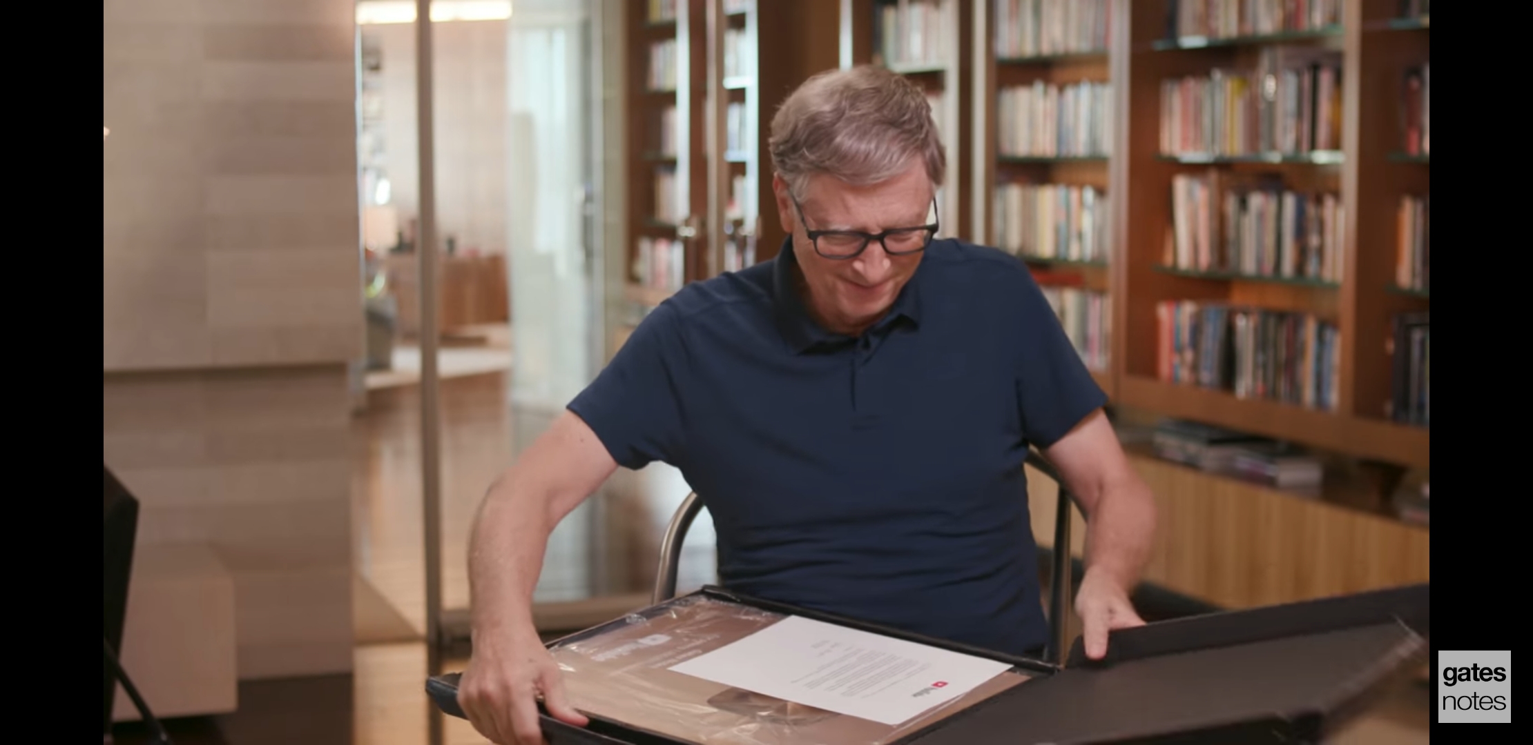 왠지 안 어울려서 뻘하게 터지는 한 유튜버의 골든버튼 언박싱 | 인스티즈