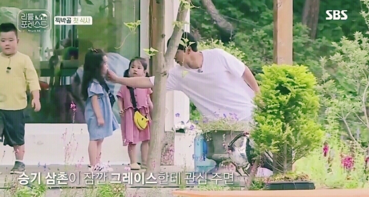 잠깐 다른 아이 관심주자 자기 PR 확실하게 하는 꼬꼬마.jpgif | 인스티즈