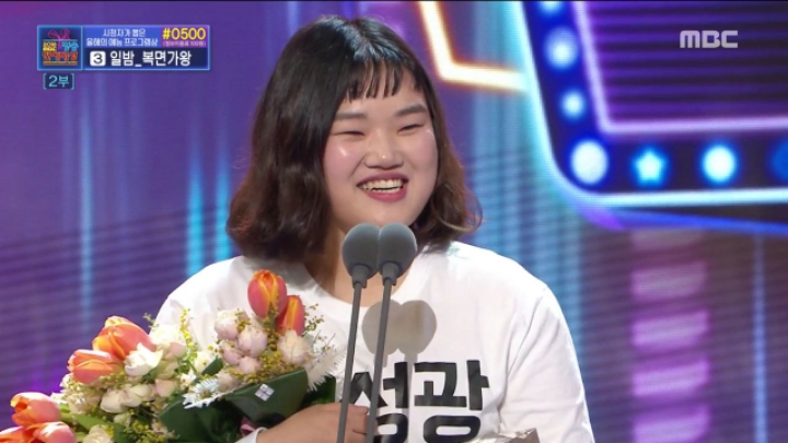 인기상 받는 매니저를 바라보는 연예인들의 표정.jpgif | 인스티즈