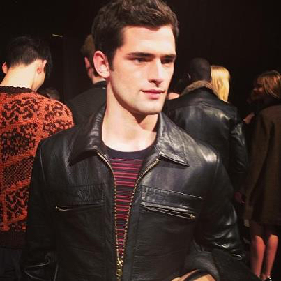 저는 그냥 수많은 갈색머리에 파란눈을 가진 남자중에 한명이에요 | 인스티즈