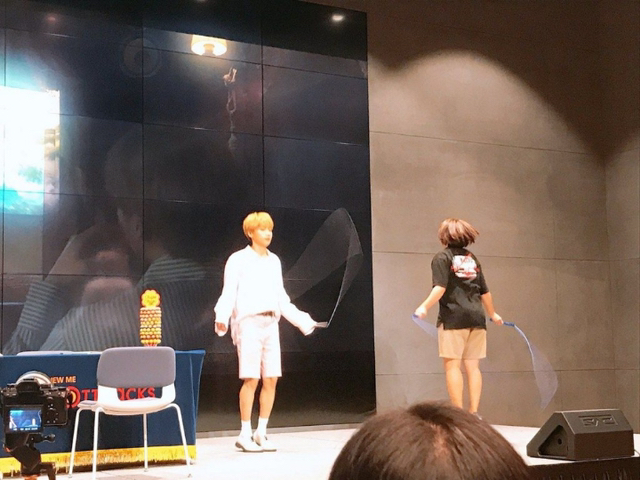 분위기는 도서관인데 상황은 돗대기 시장인 어느 가수의 사인회 | 인스티즈