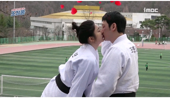 감독님과 몰래 상의후 남주몰래 기습 뽀뽀한 드라마 | 인스티즈
