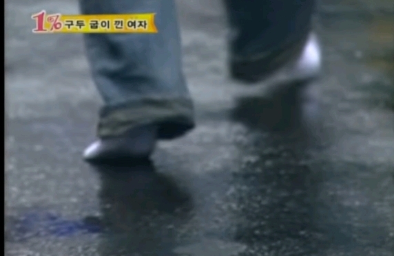 본인실수로 구두굽이 망가진 여성을본 시민들의 반응 관찰카메라 | 인스티즈