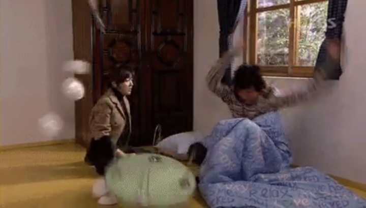 밥상 엎는데 팔만 보이는 짤.gif | 인스티즈