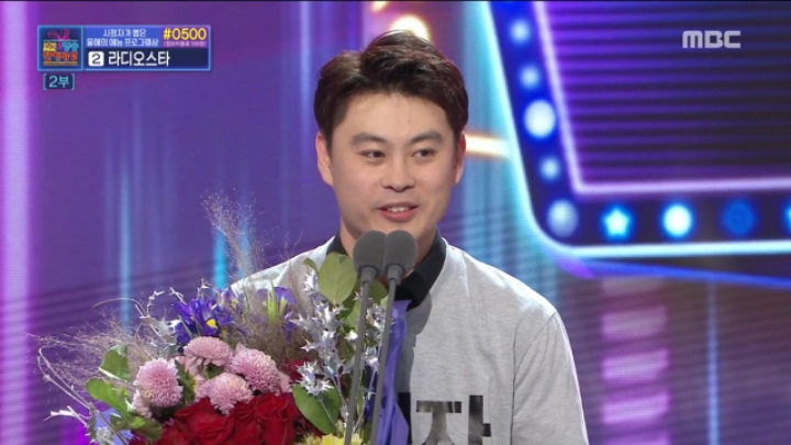 인기상 받는 매니저를 바라보는 연예인들의 표정.jpgif | 인스티즈