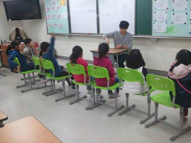 무대인사에서 데뷔전 방과후 뮤지컬 교사 때 가르치던 제자가 찾아온 배우 | 인스티즈