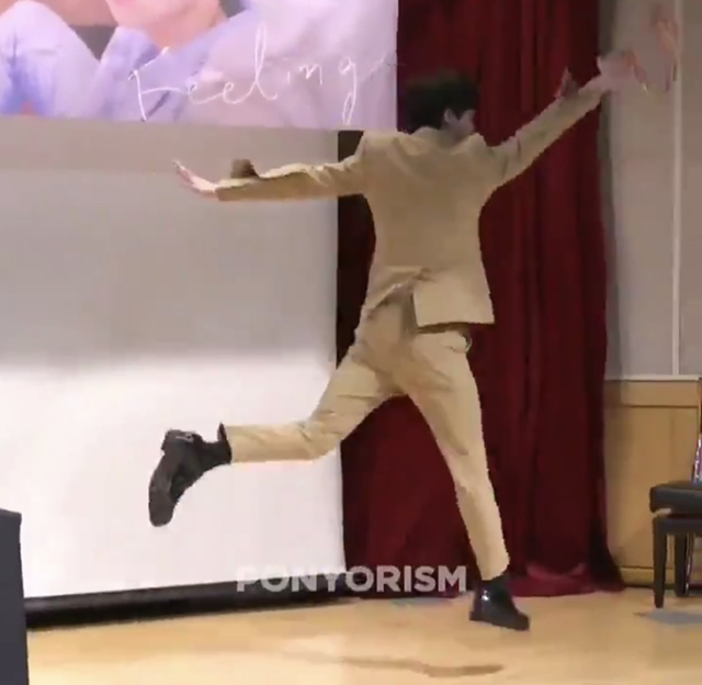 분위기는 도서관인데 상황은 돗대기 시장인 어느 가수의 사인회 | 인스티즈