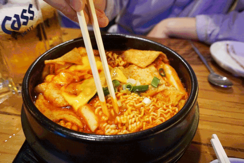 역전 할머니 맥주 라볶이 gif | 인스티즈