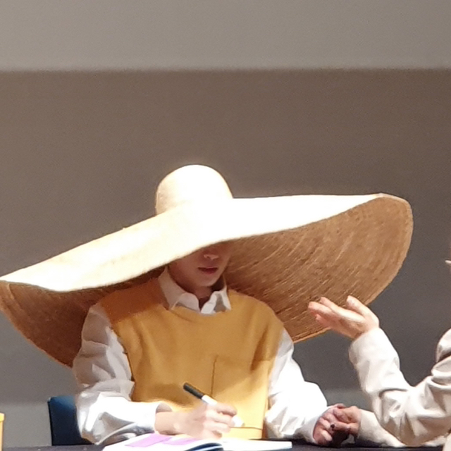 분위기는 도서관인데 상황은 돗대기 시장인 어느 가수의 사인회 | 인스티즈