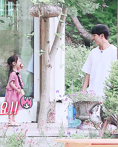 잠깐 다른 아이 관심주자 자기 PR 확실하게 하는 꼬꼬마.jpgif | 인스티즈