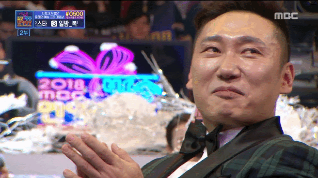 인기상 받는 매니저를 바라보는 연예인들의 표정.jpgif | 인스티즈