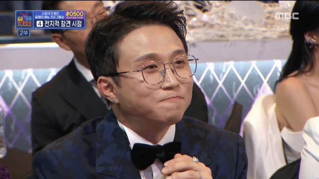 인기상 받는 매니저를 바라보는 연예인들의 표정.jpgif | 인스티즈